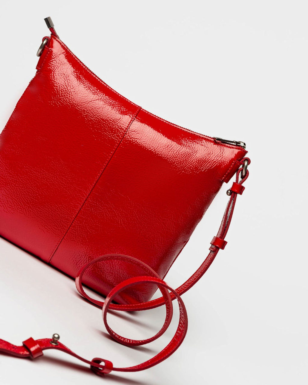 Bandolera Pocket en cuero charol arrugado