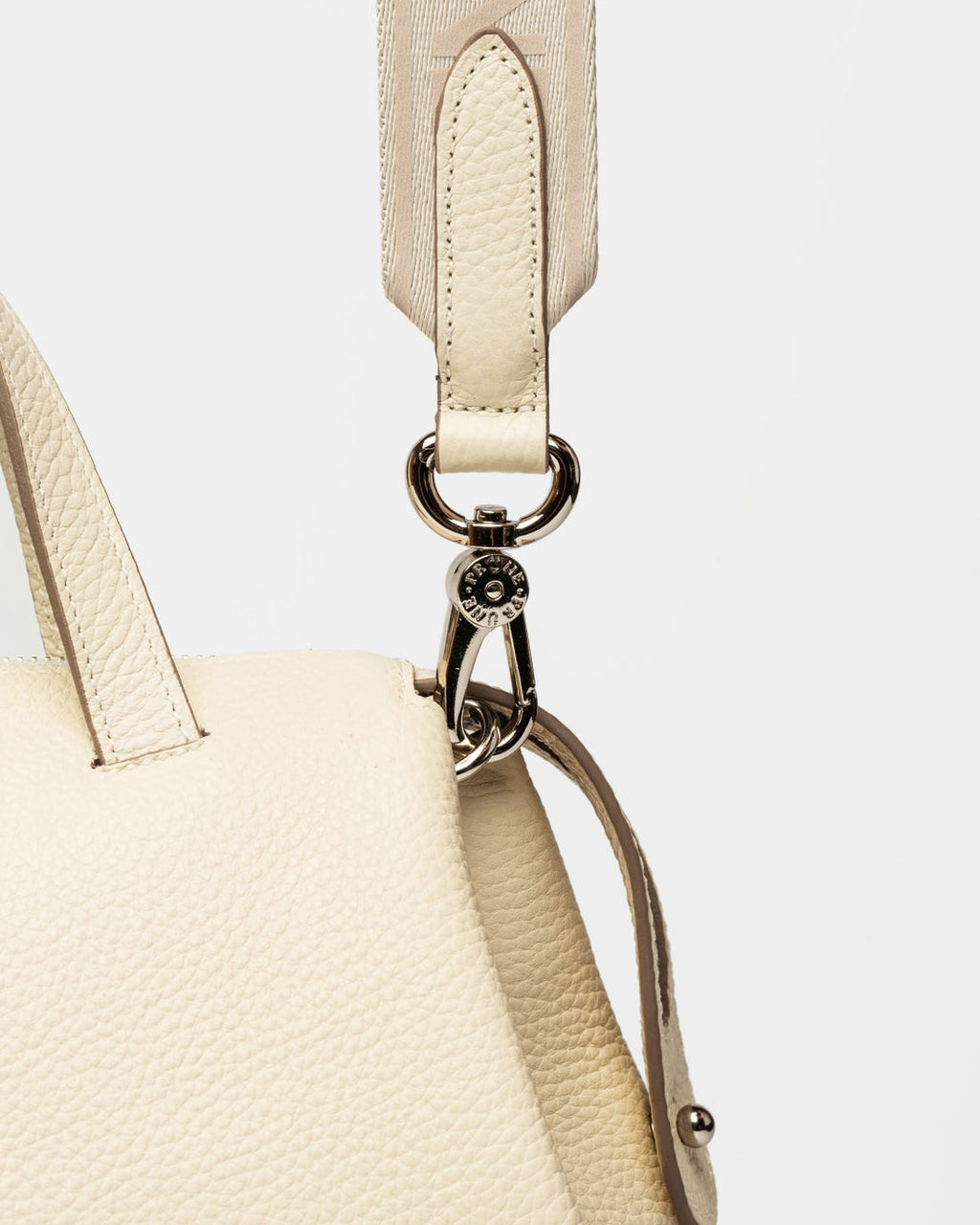 Cartera de mano Resort en cuero graneado