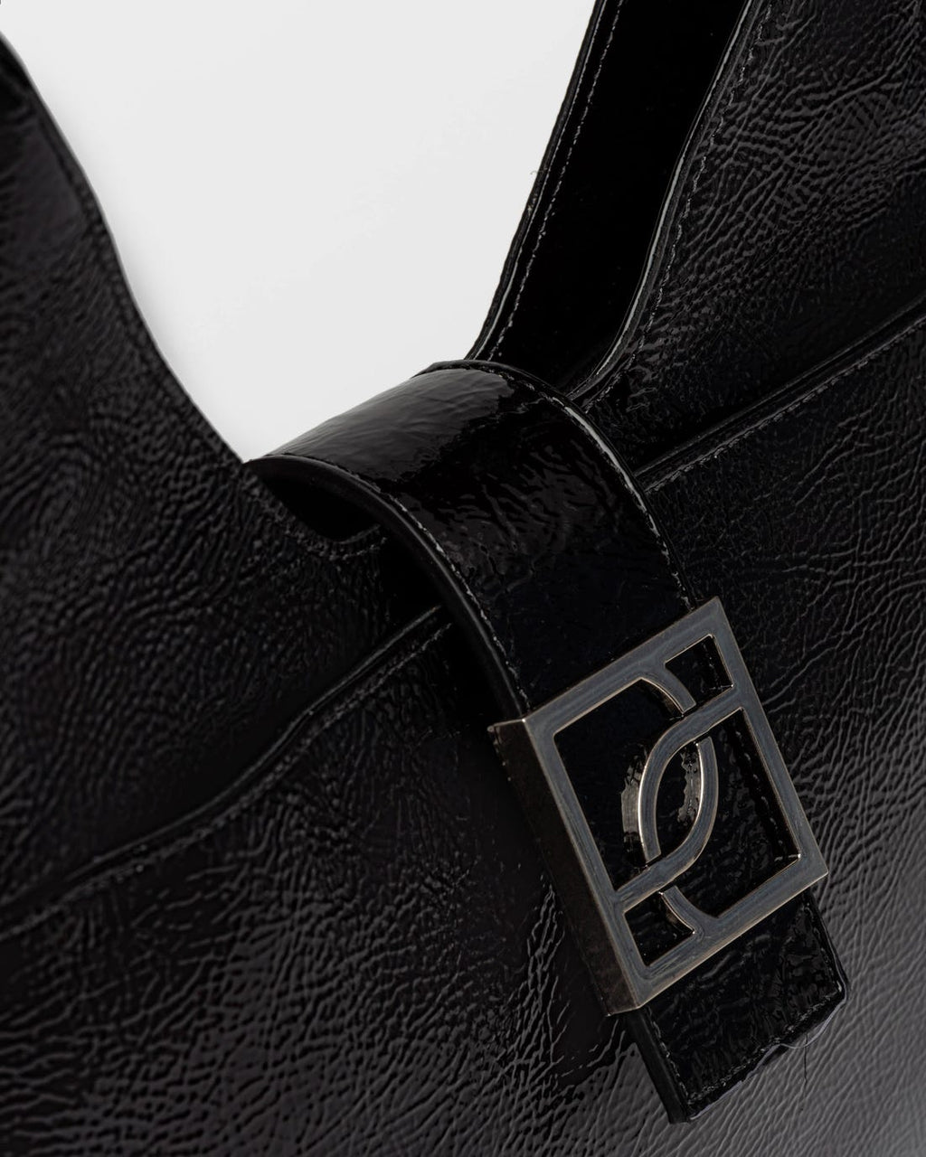 Bolso Signature en cuero charol