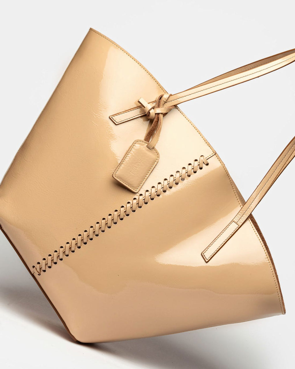 Shopper Neo Craft en cuero charol