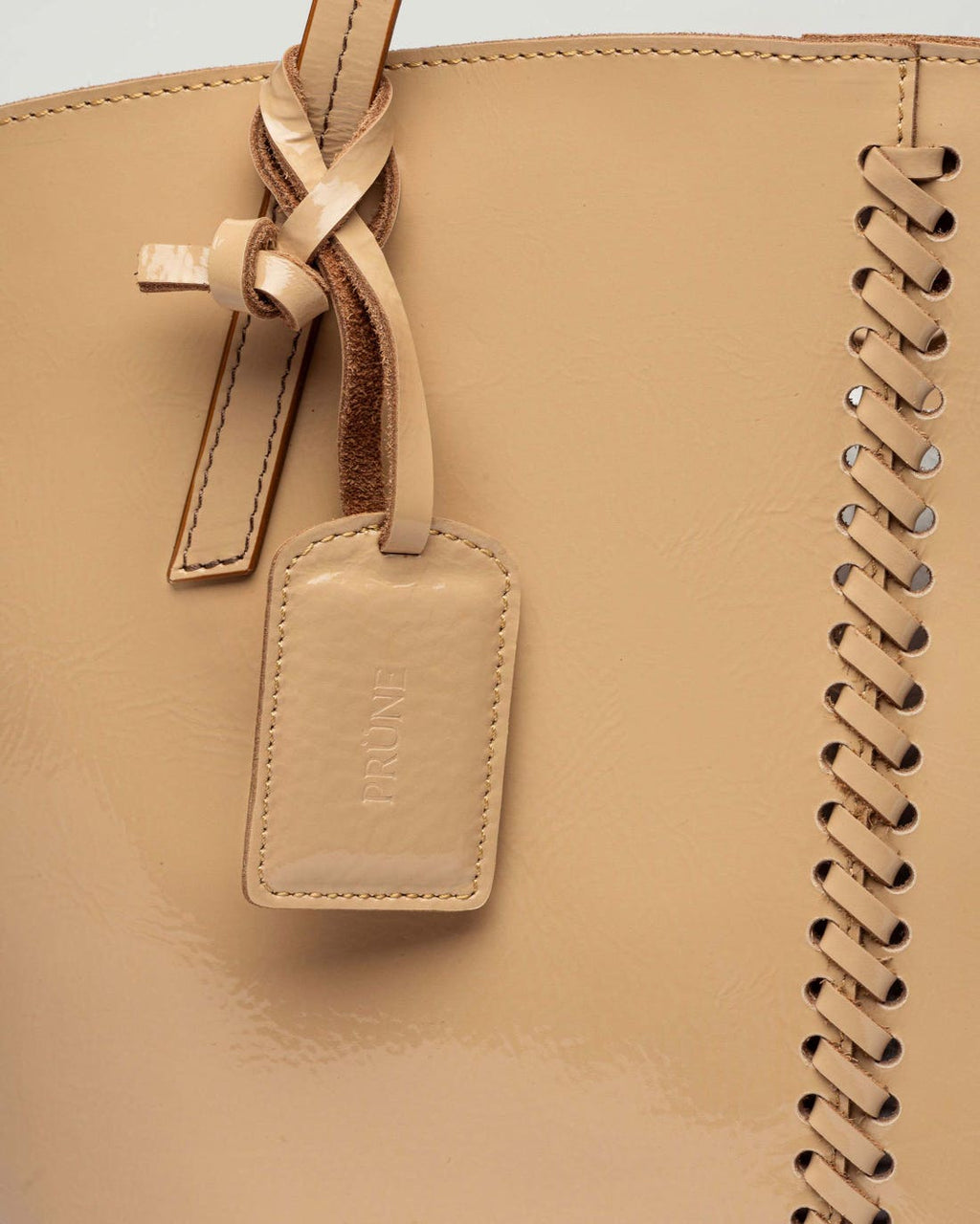 Shopper Neo Craft en cuero charol