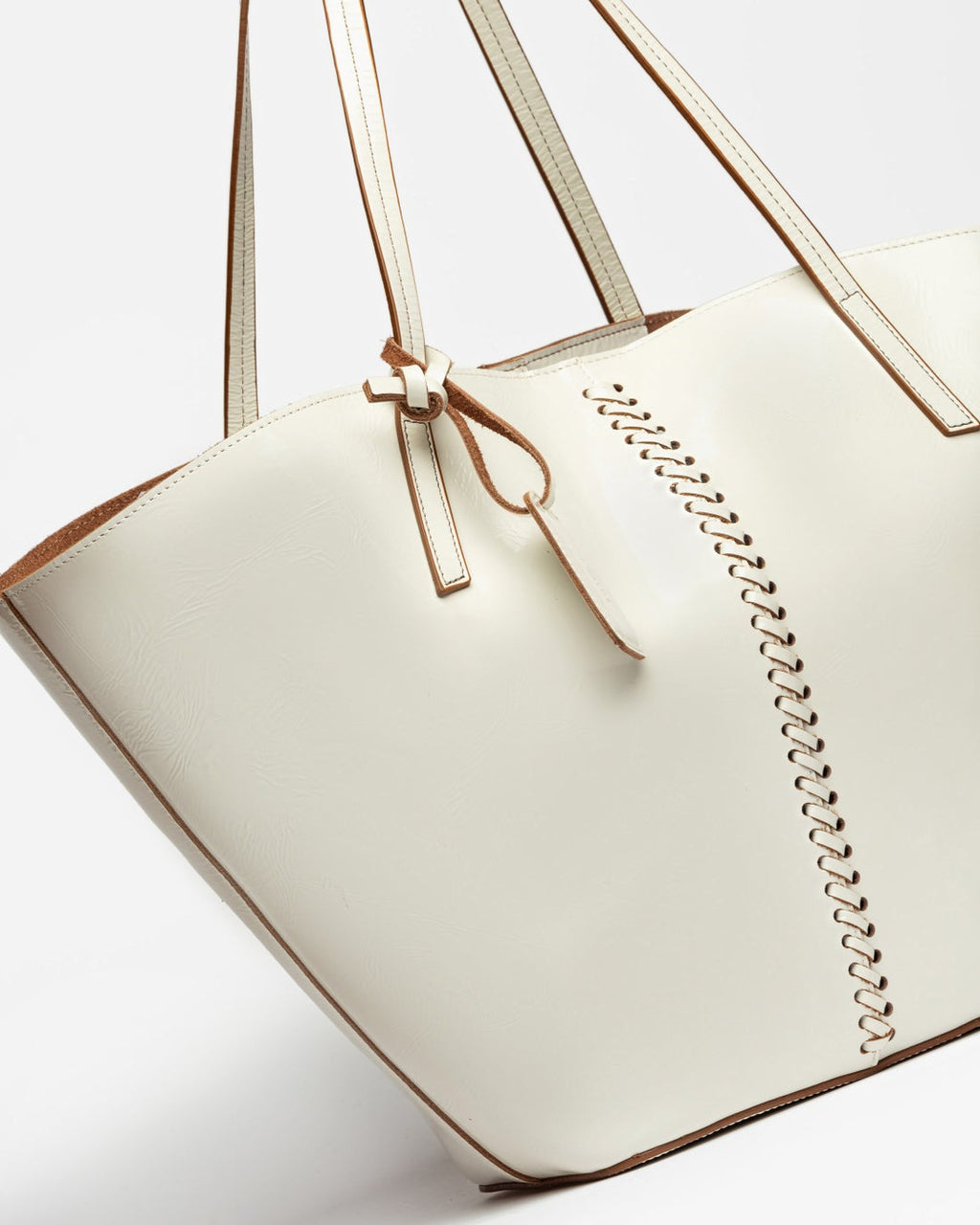 Shopper Neo Craft en cuero charol