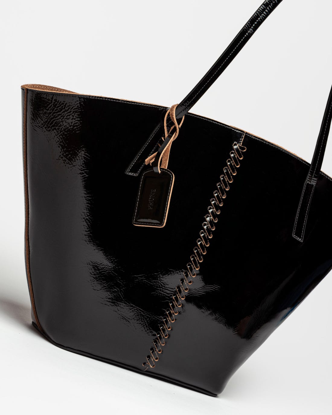 Shopper Neo Craft en cuero charol