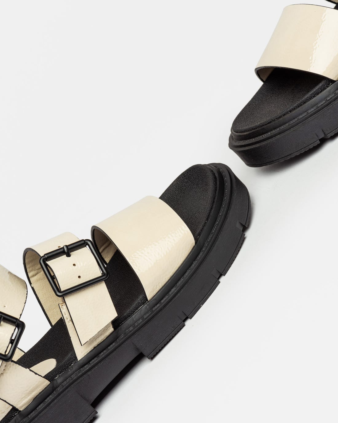 Sandalia media Nina en efecto cuero