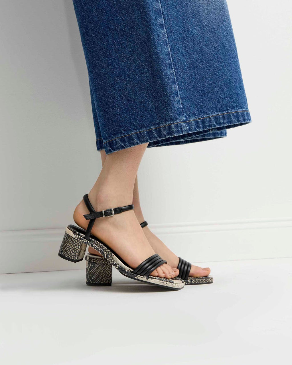 Sandalia media Lara en cuero snake print