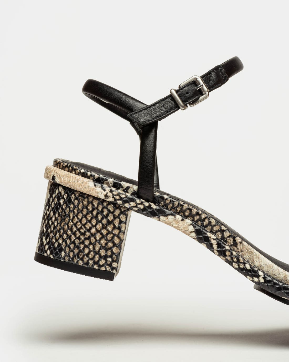 Sandalia media Lara en cuero snake print