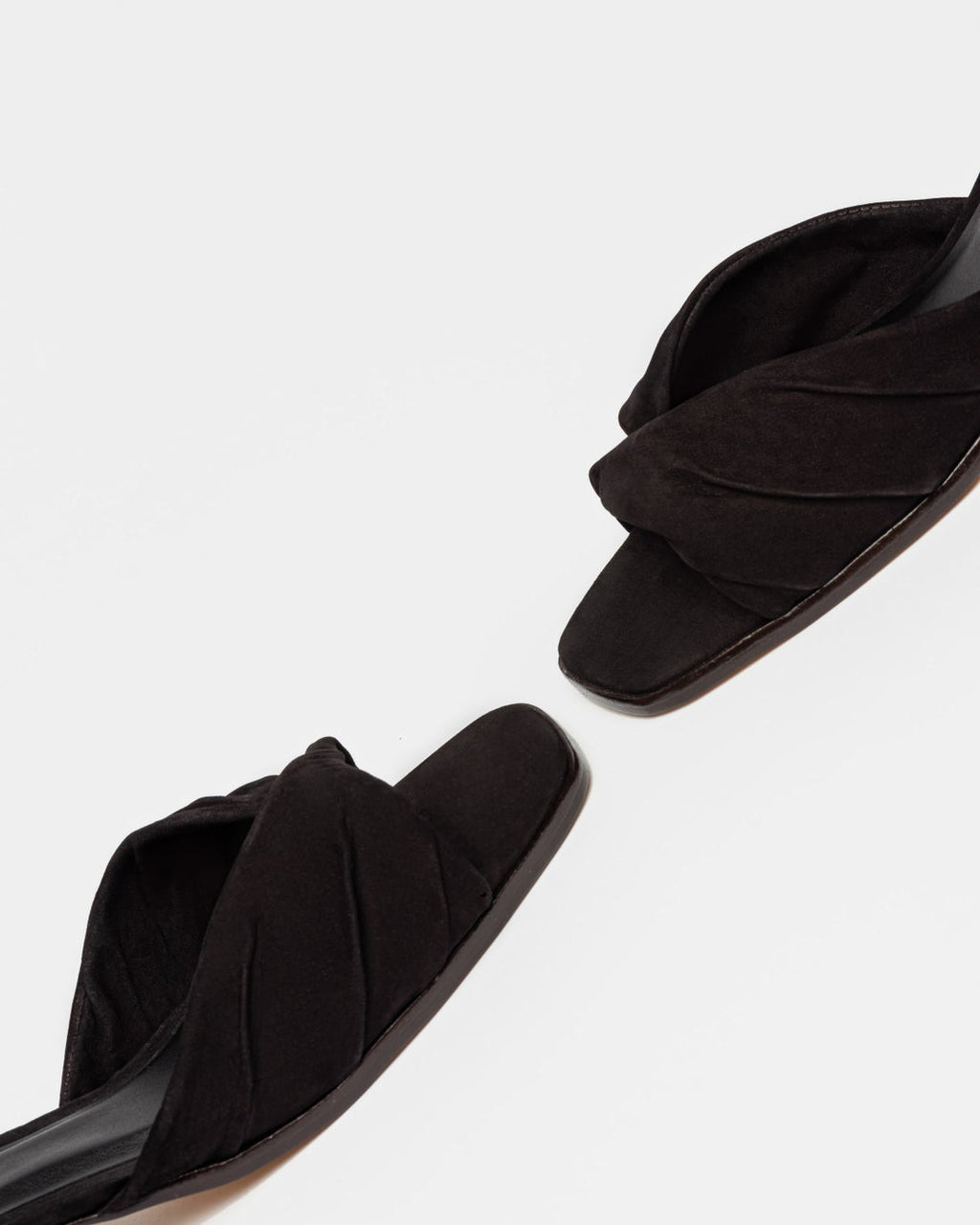 Sandalia media Elina en cuero nobuk