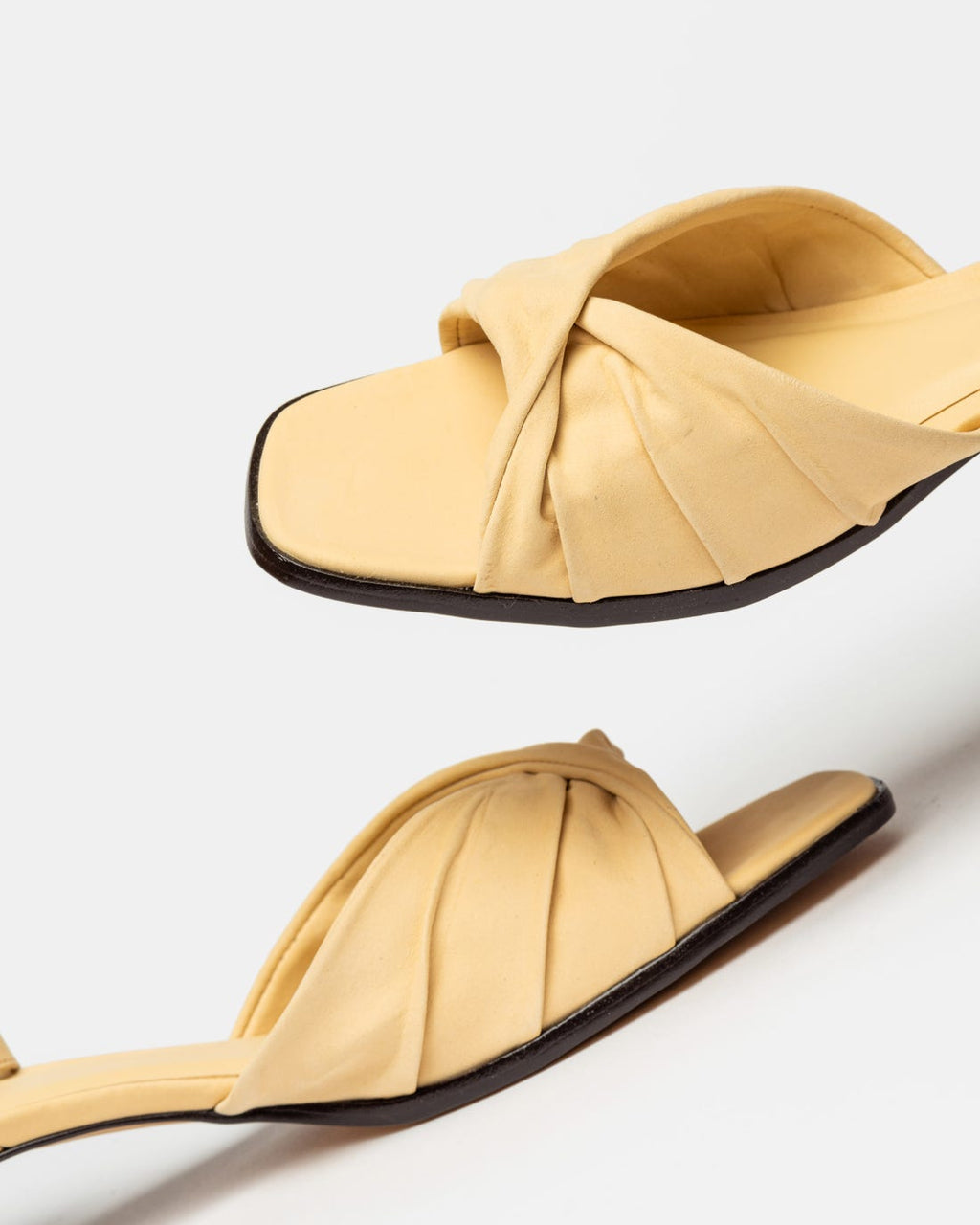 Sandalia media Elina en cuero nobuk