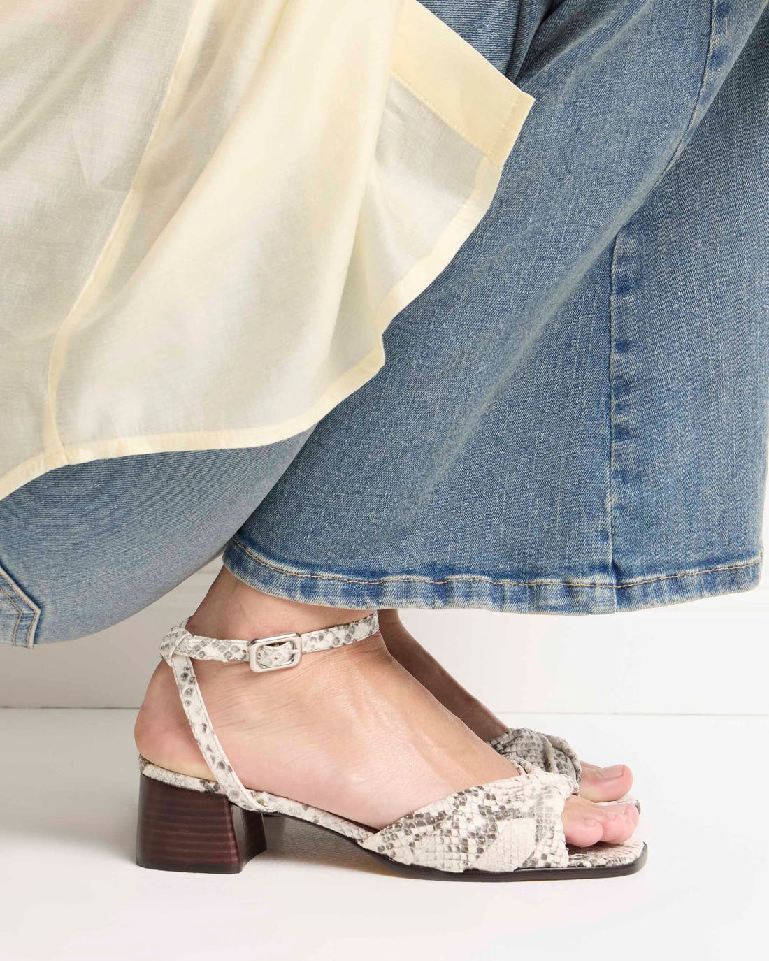 Sandalia media Elina en cuero snake print