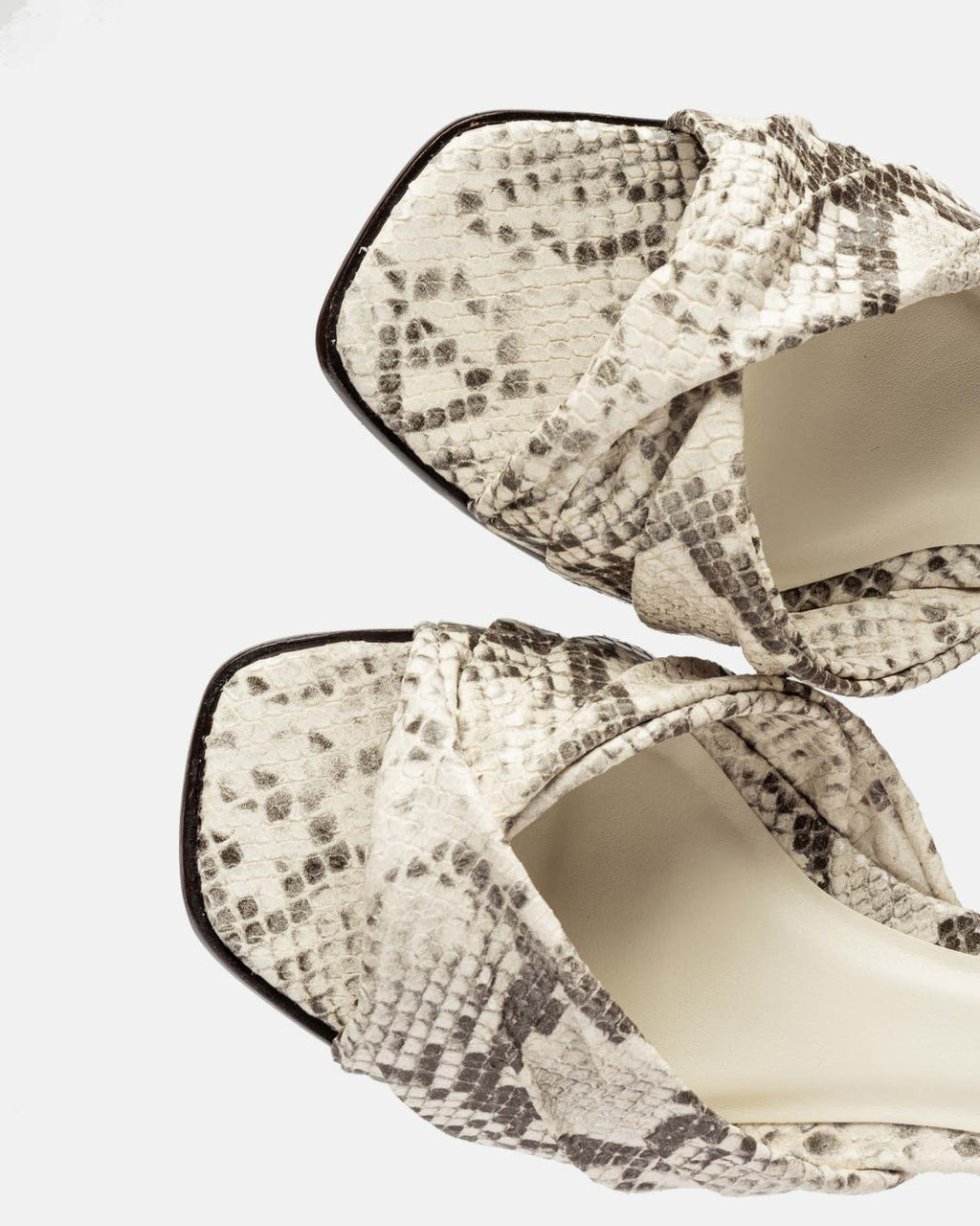Sandalia media Elina en cuero snake print