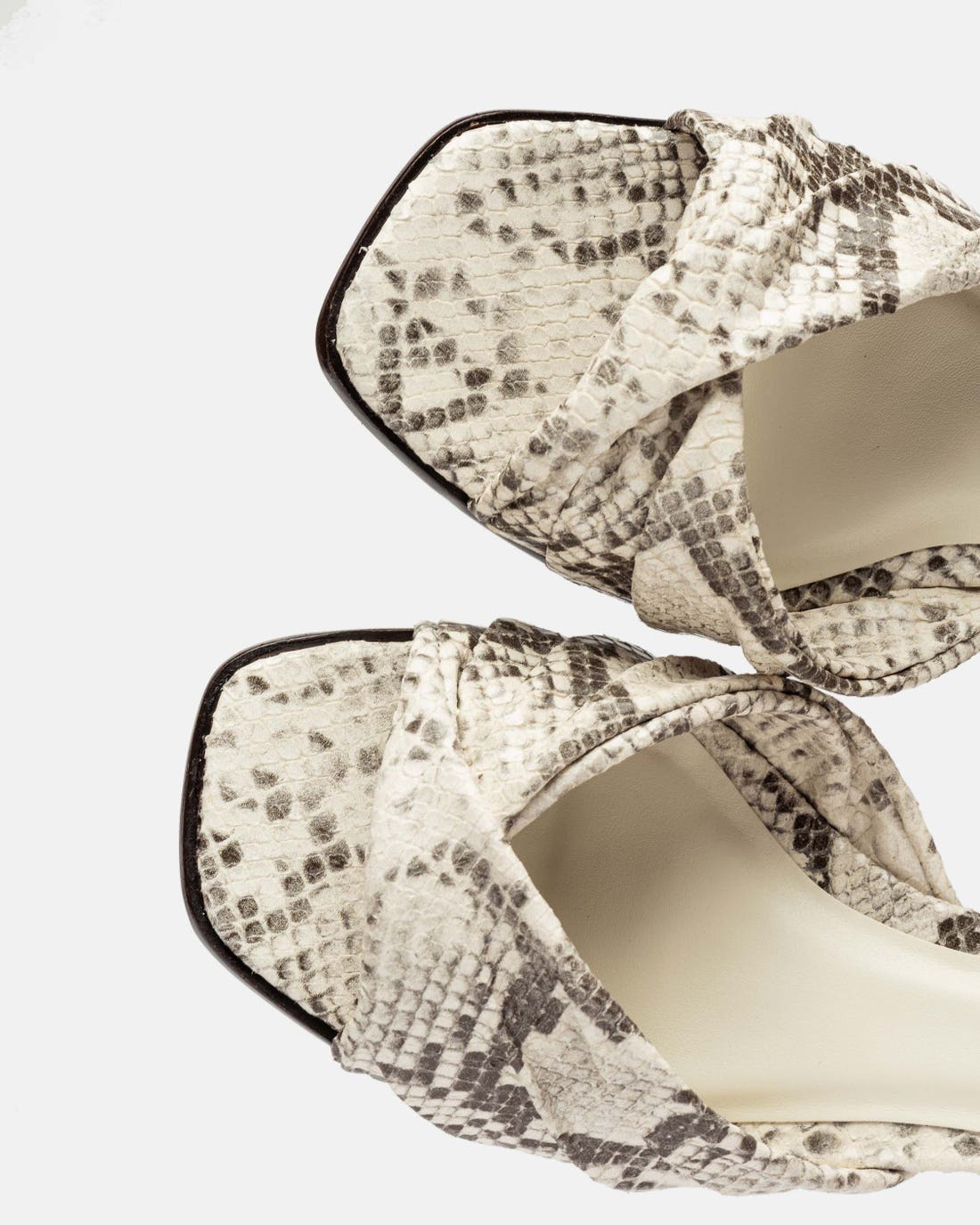 Sandalia media Elina en cuero snake print