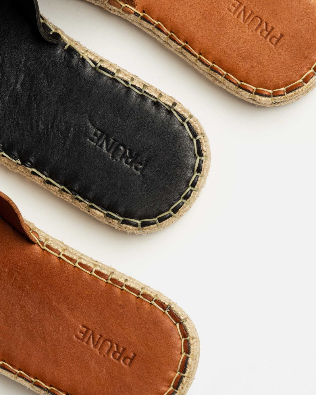 Sandalia media Monogram en cuero graneado