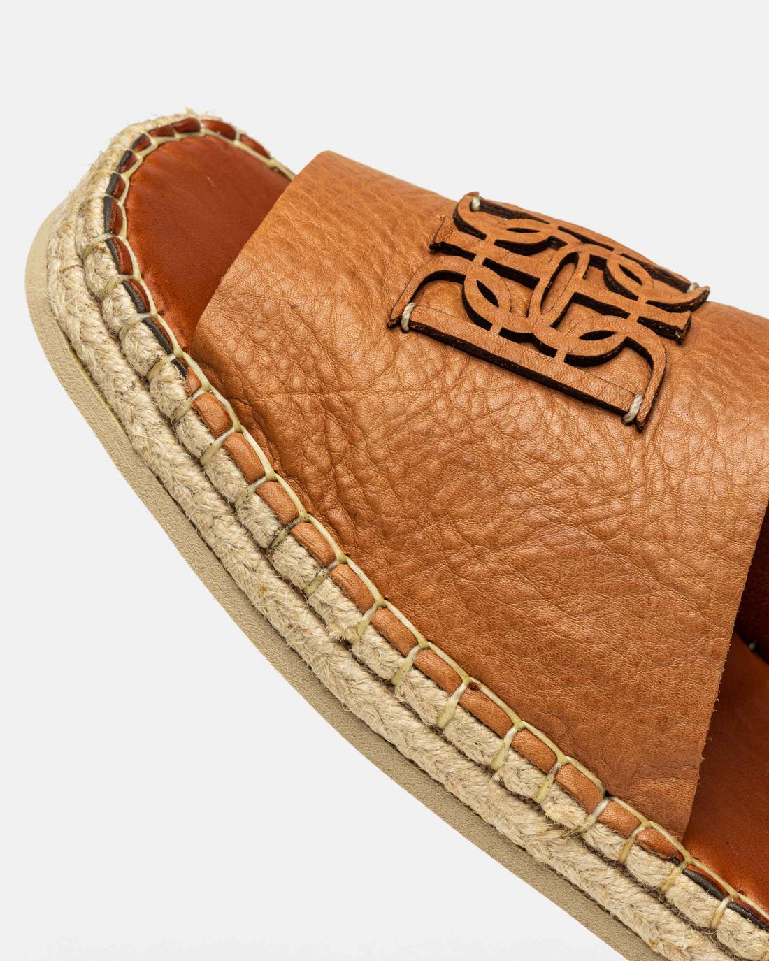 Sandalia media Monogram en cuero graneado